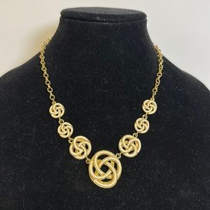 🌺Gold Tone and White Fashion Necklace